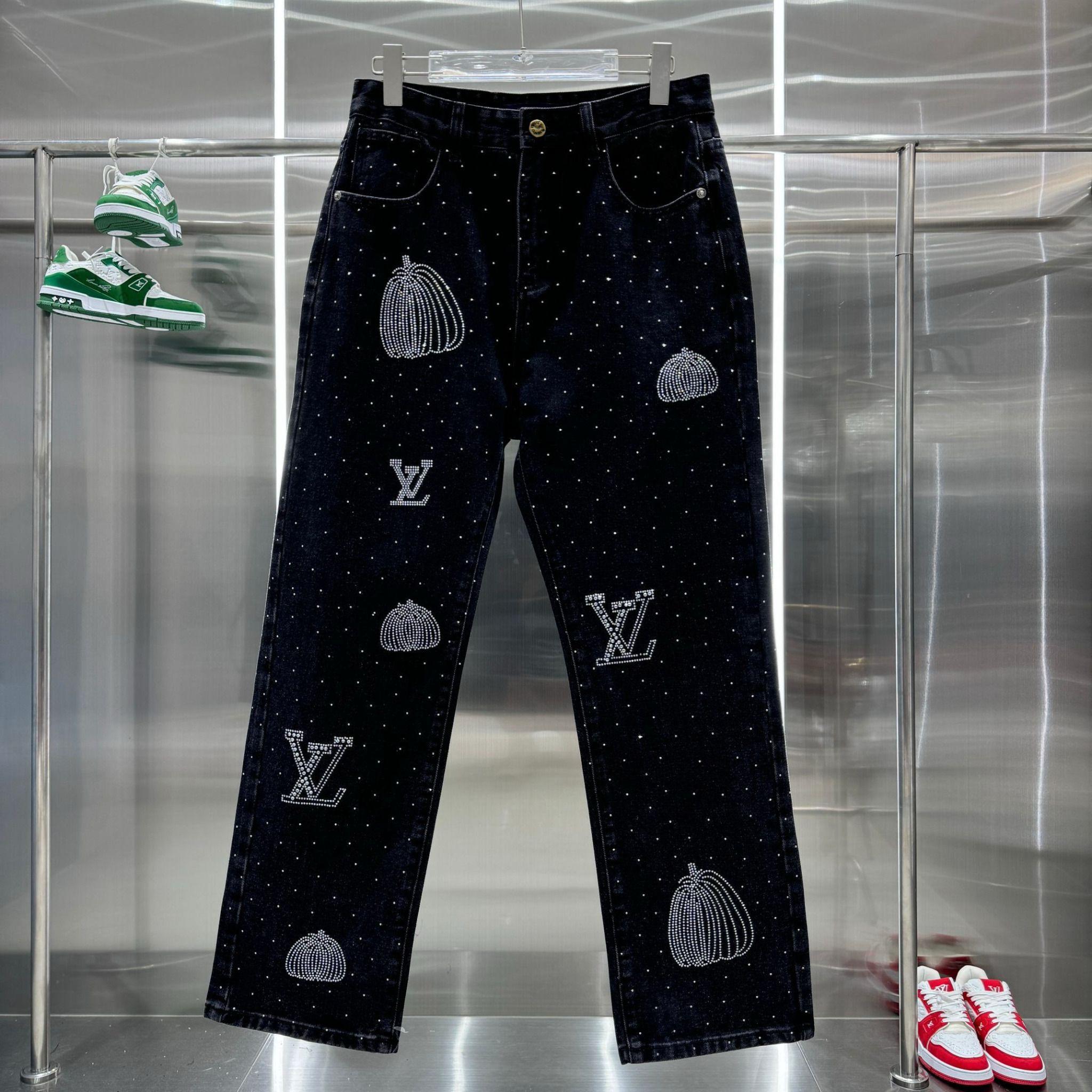 Louis Vuitton Pants — e15ea126 Angle 1
