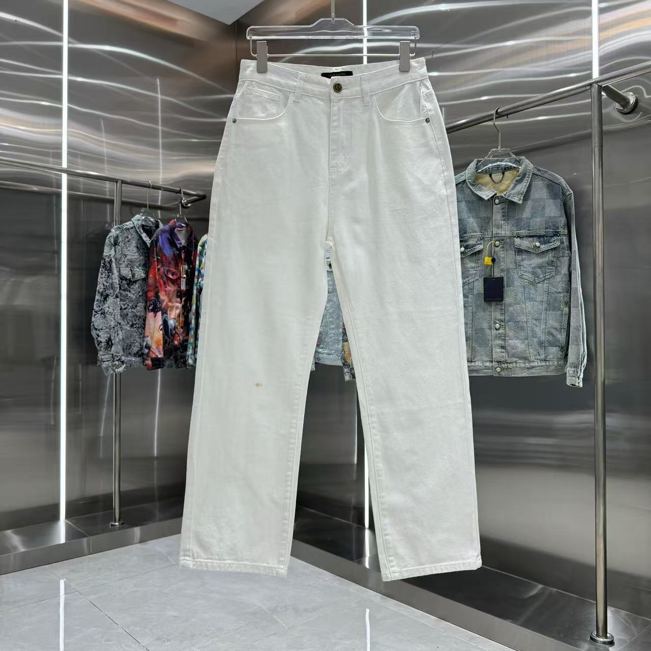 Louis Vuitton Pants — ede8785a Angle 1
