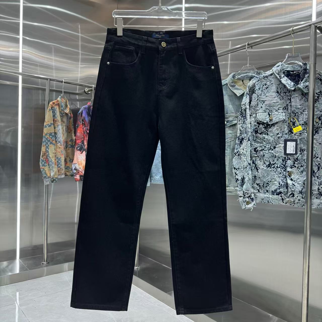 Louis Vuitton Pants — f0678462 Angle 1