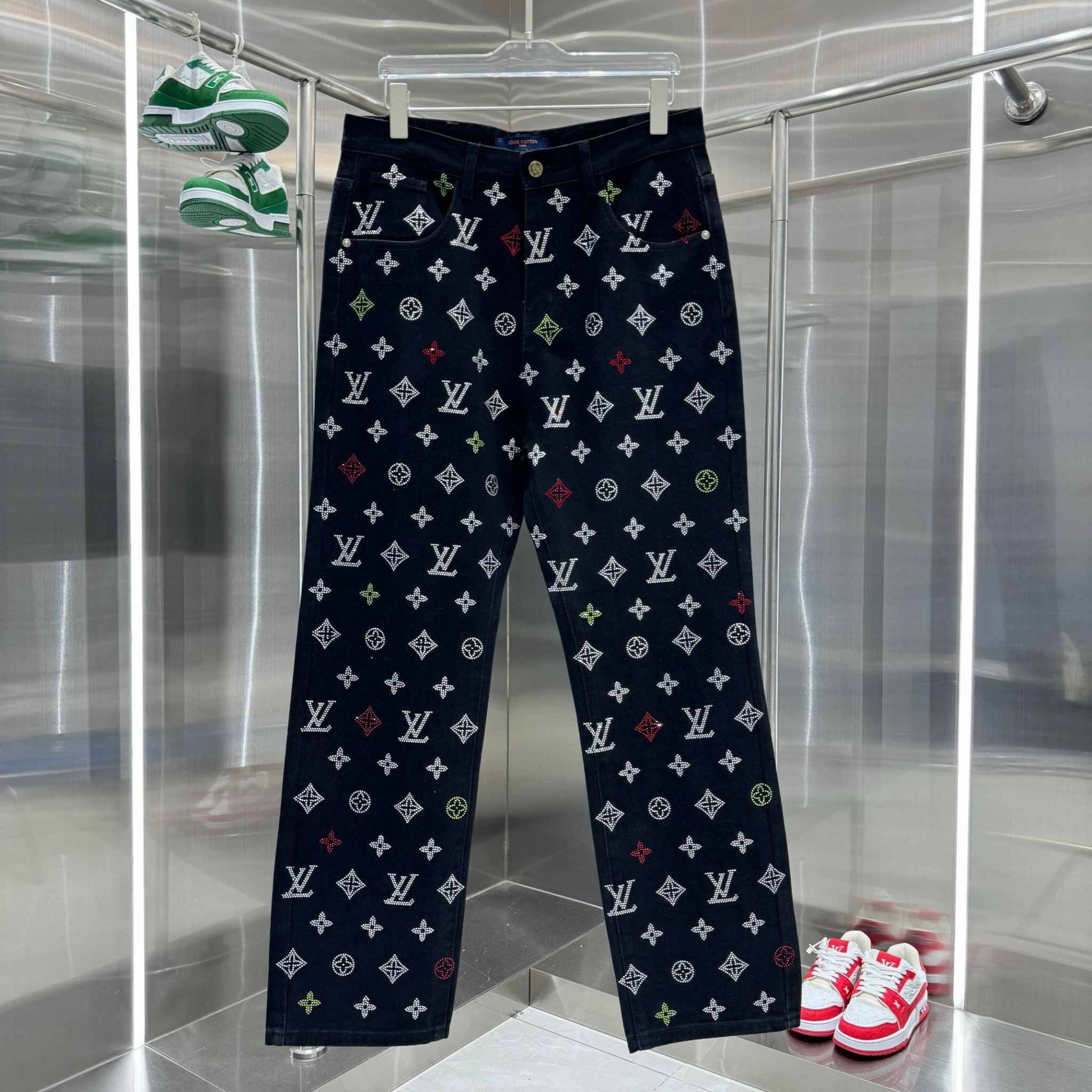 Louis Vuitton Pants — f5d5f61d Angle 1