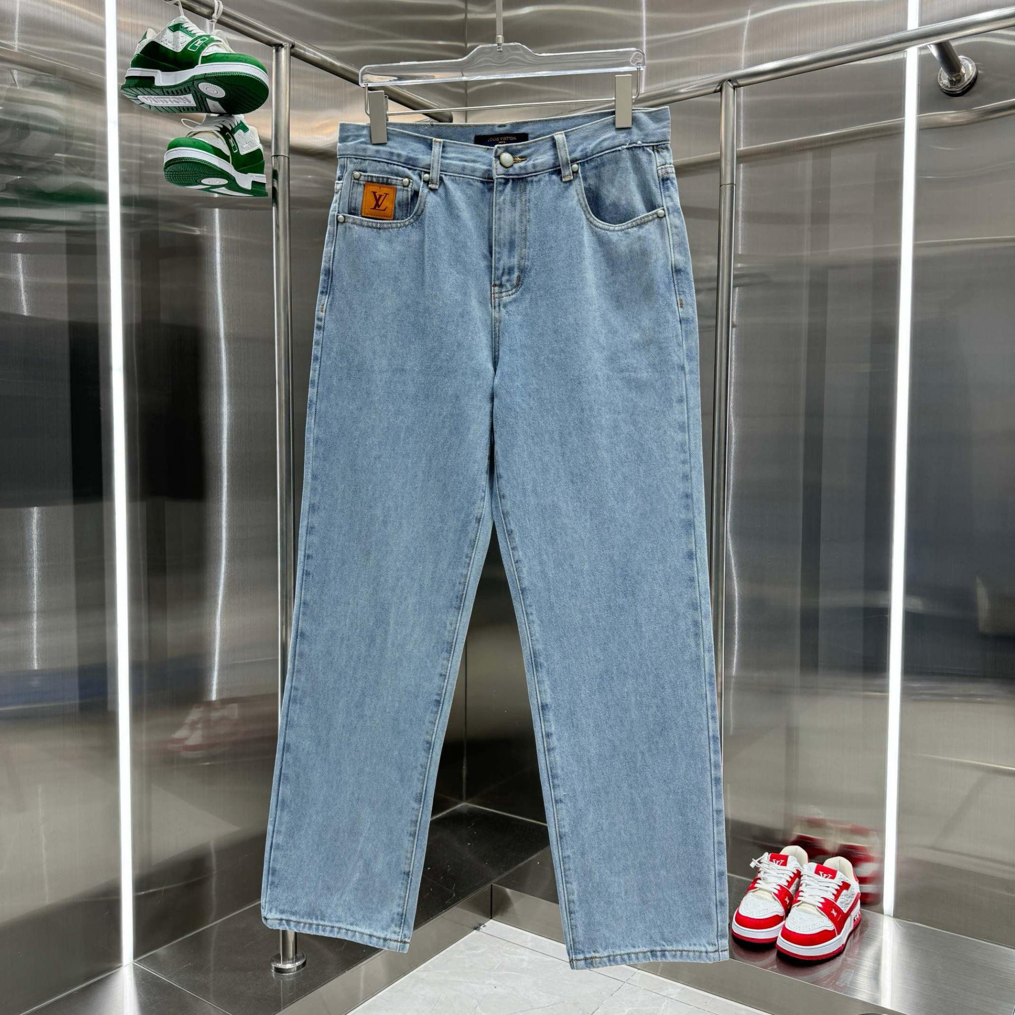 Louis Vuitton Pants — febb6d85 Angle 1
