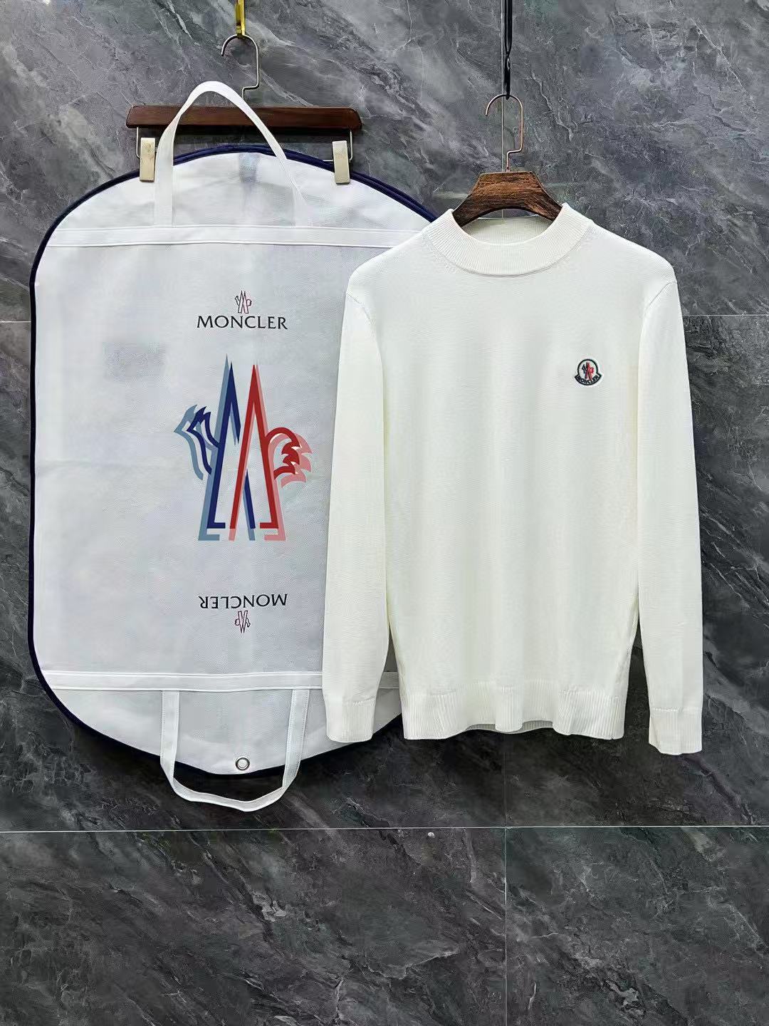 Moncler All — d06564cc Angle 1