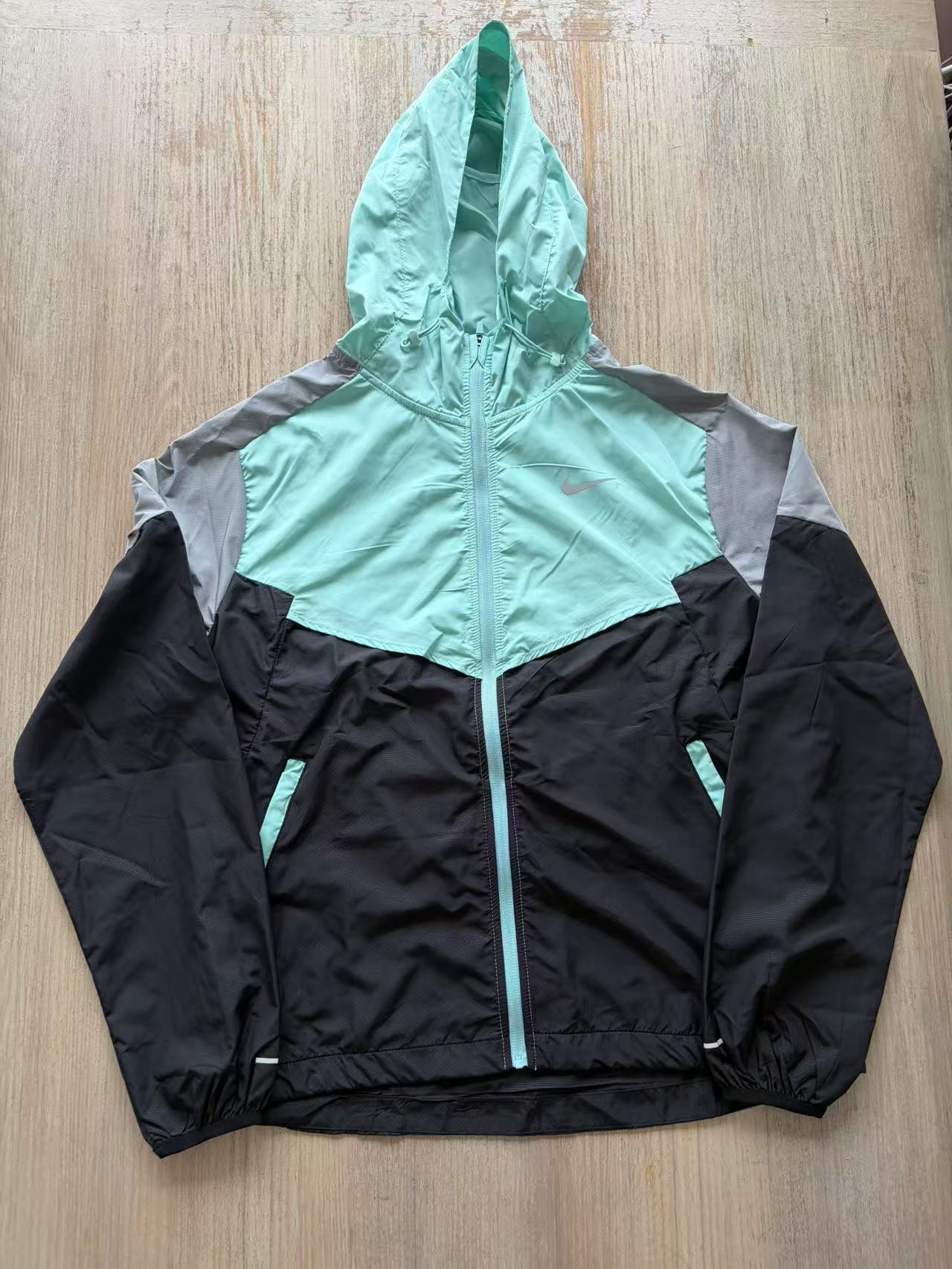 Nike Hoodie — 346bfe01 Angle 1