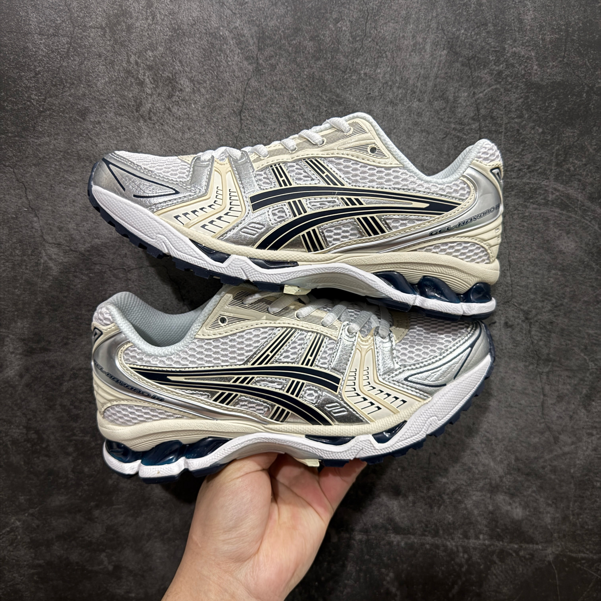 Shoe Ascics — e51aa1a5 Angle 1
