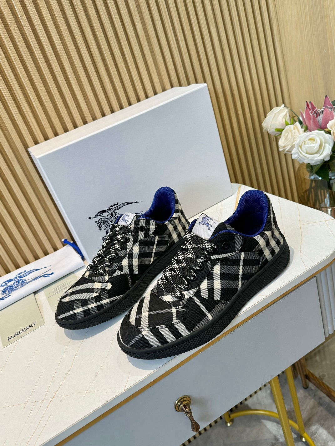 Shoe Burberry shoes — 01b07501 Angle 1