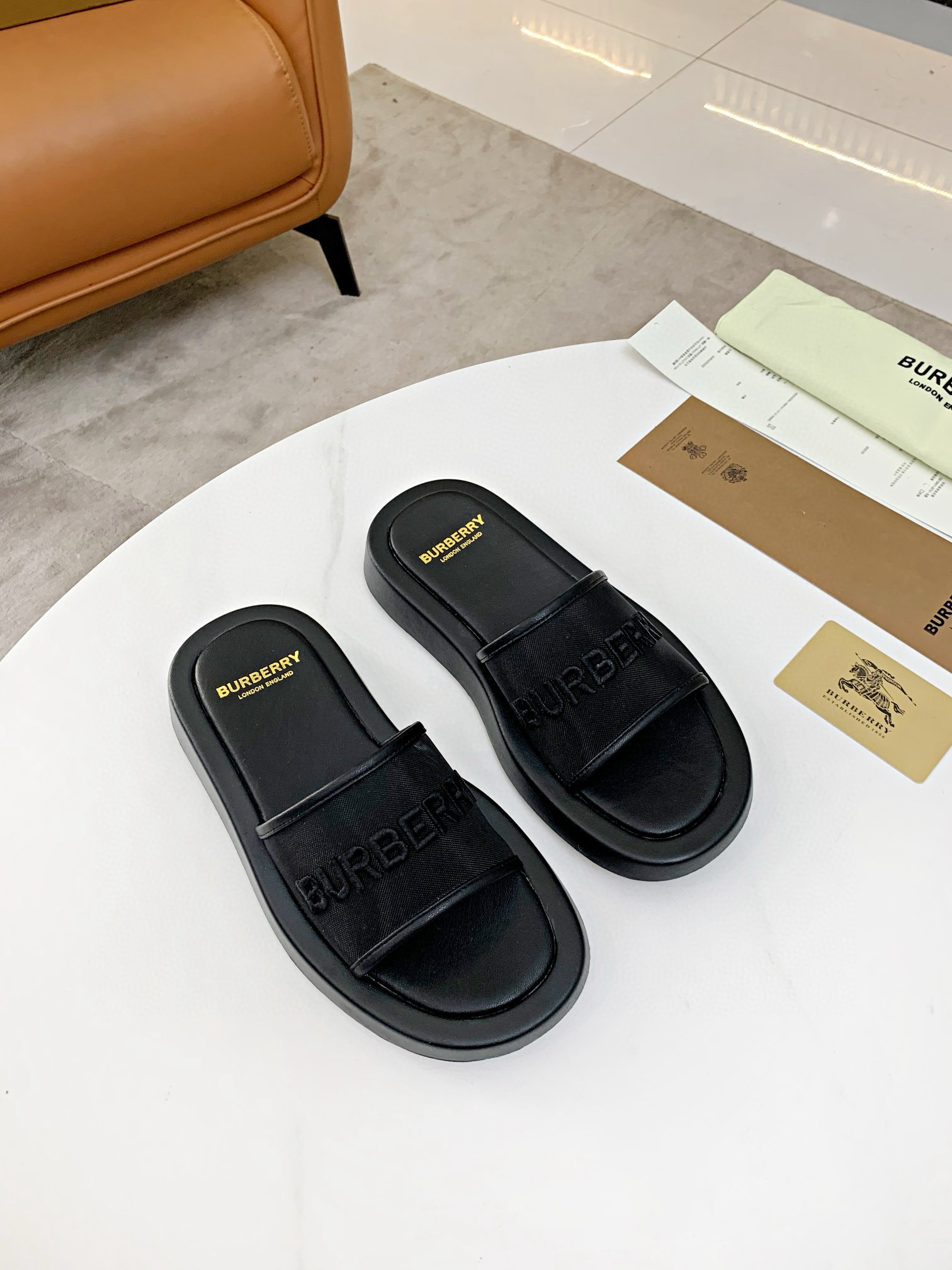 Shoe Burberry shoes — 2e4d010e Angle 1