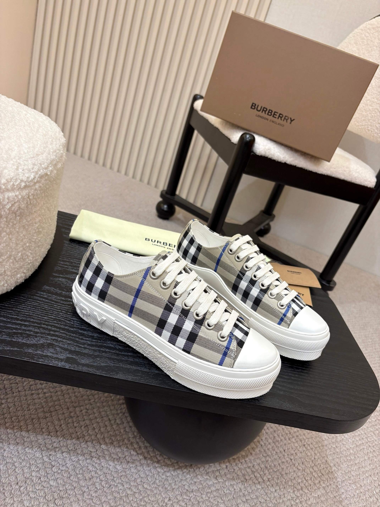 Shoe Burberry shoes — 355e827f Angle 1