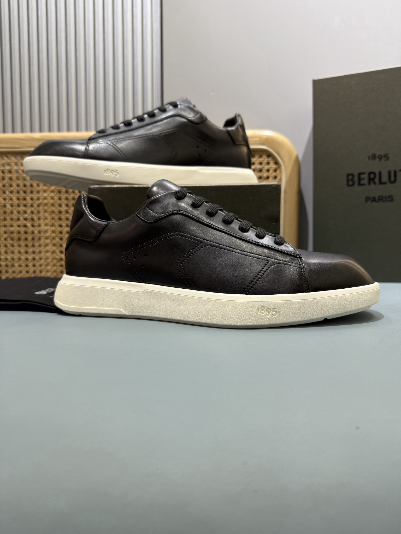 Shoe Burberry shoes — 3c63c834 Angle 1