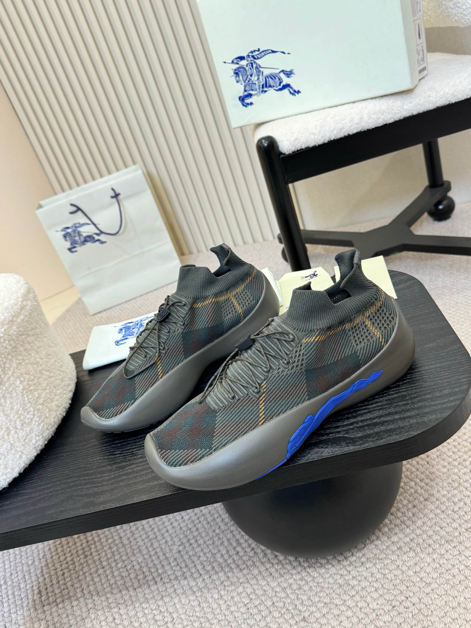 Shoe Burberry shoes — 3f47aaf7 Angle 1