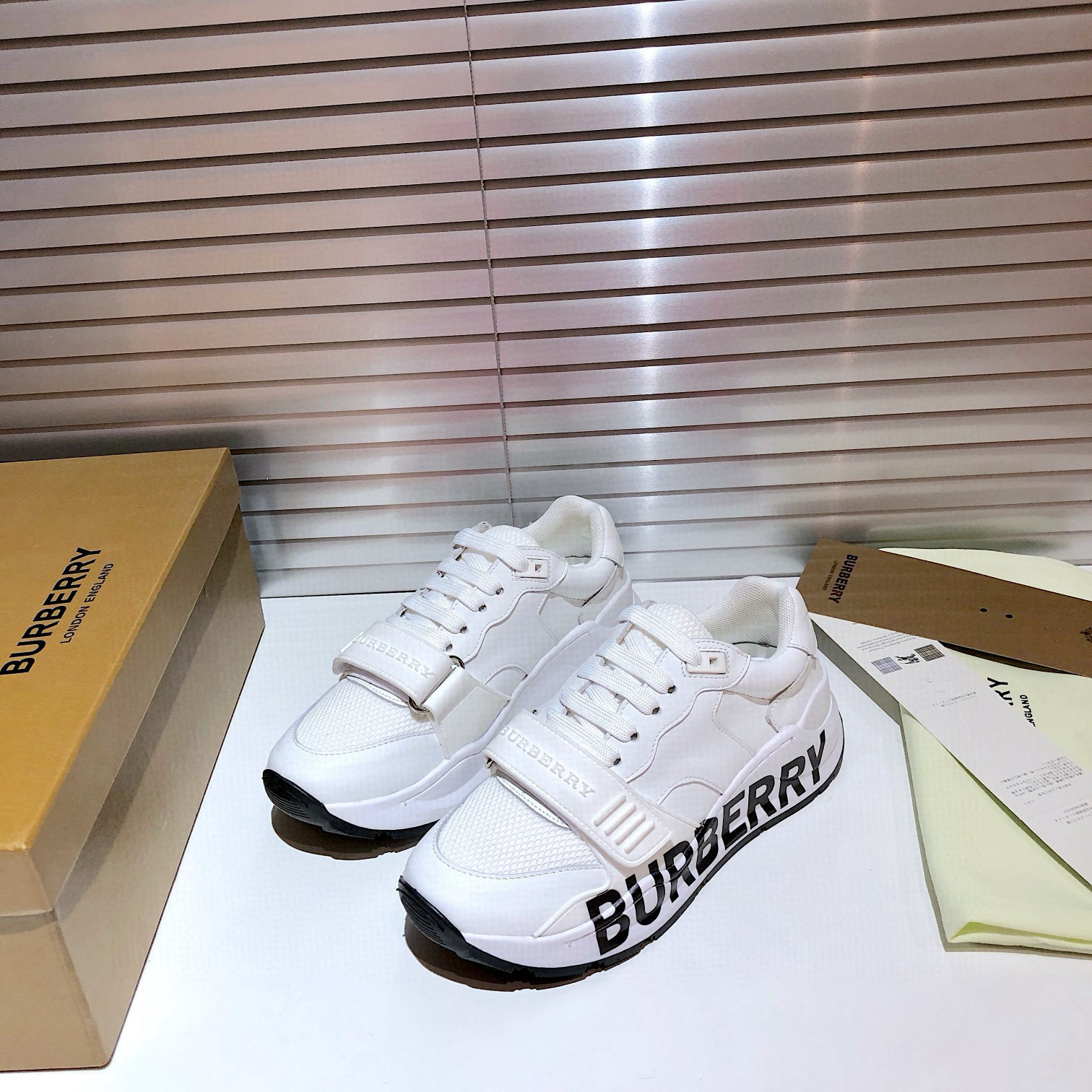 Shoe Burberry shoes — 4647e528 Angle 1