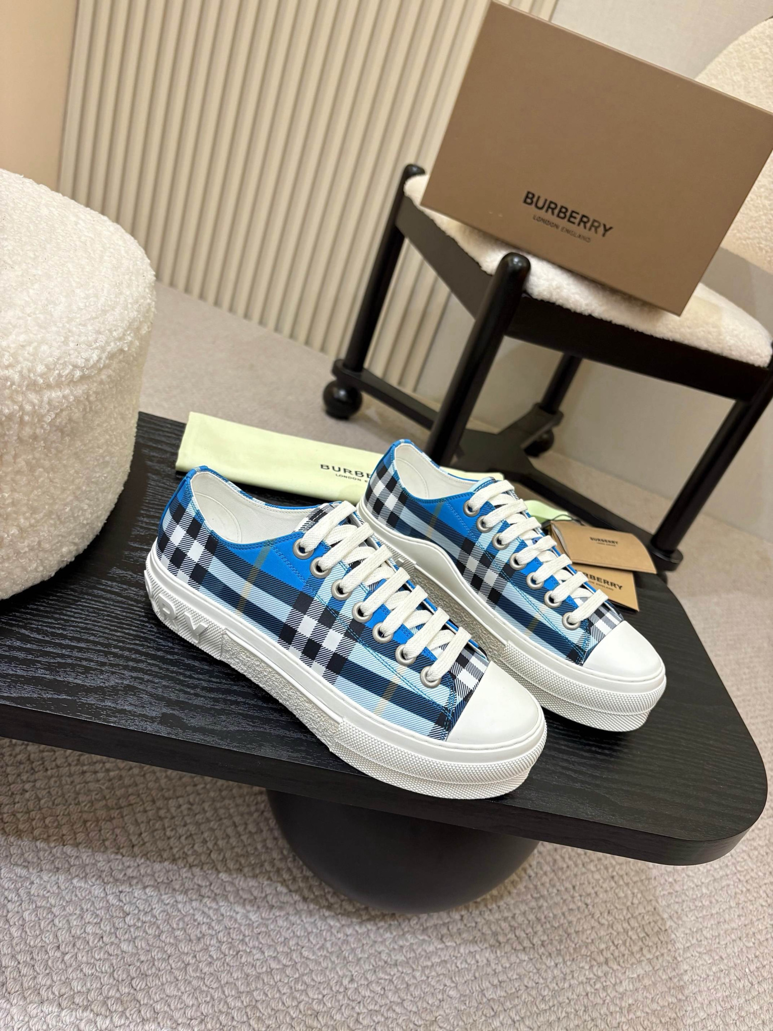 Shoe Burberry shoes — 4c2a5ff5 Angle 1