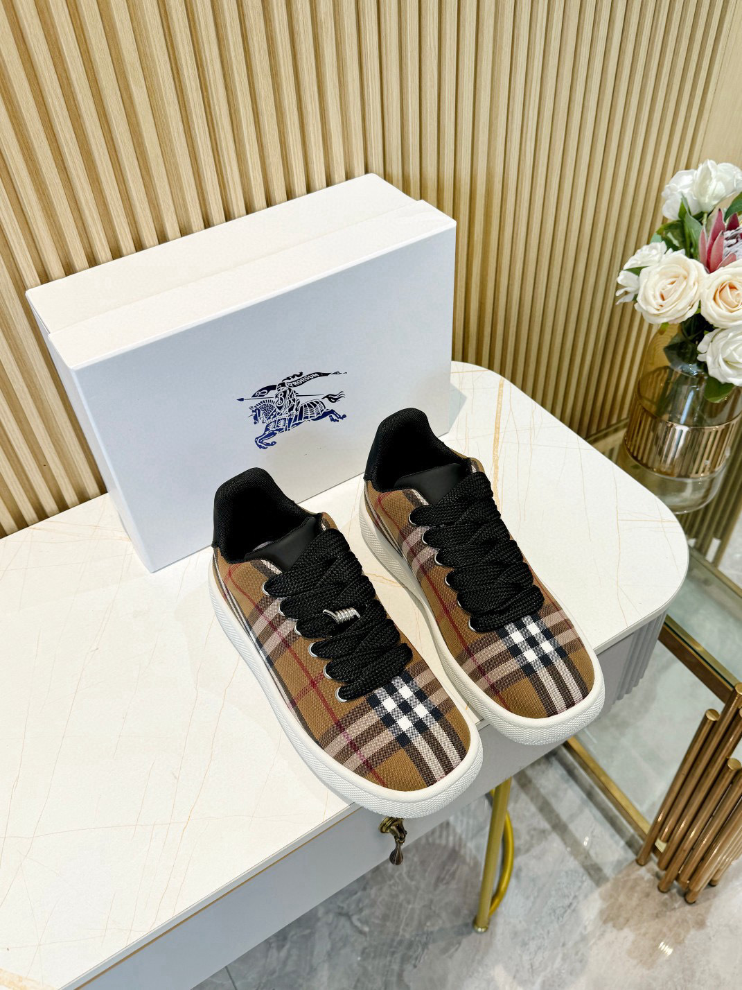 Shoe Burberry shoes — 5892b122 Angle 1