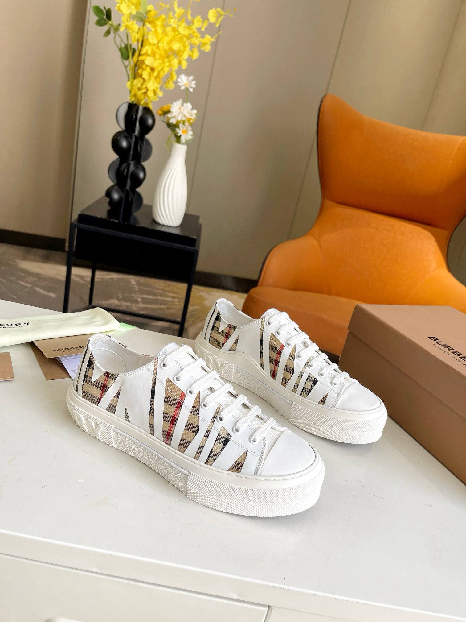 Shoe Burberry shoes — 7a655b89 Angle 1