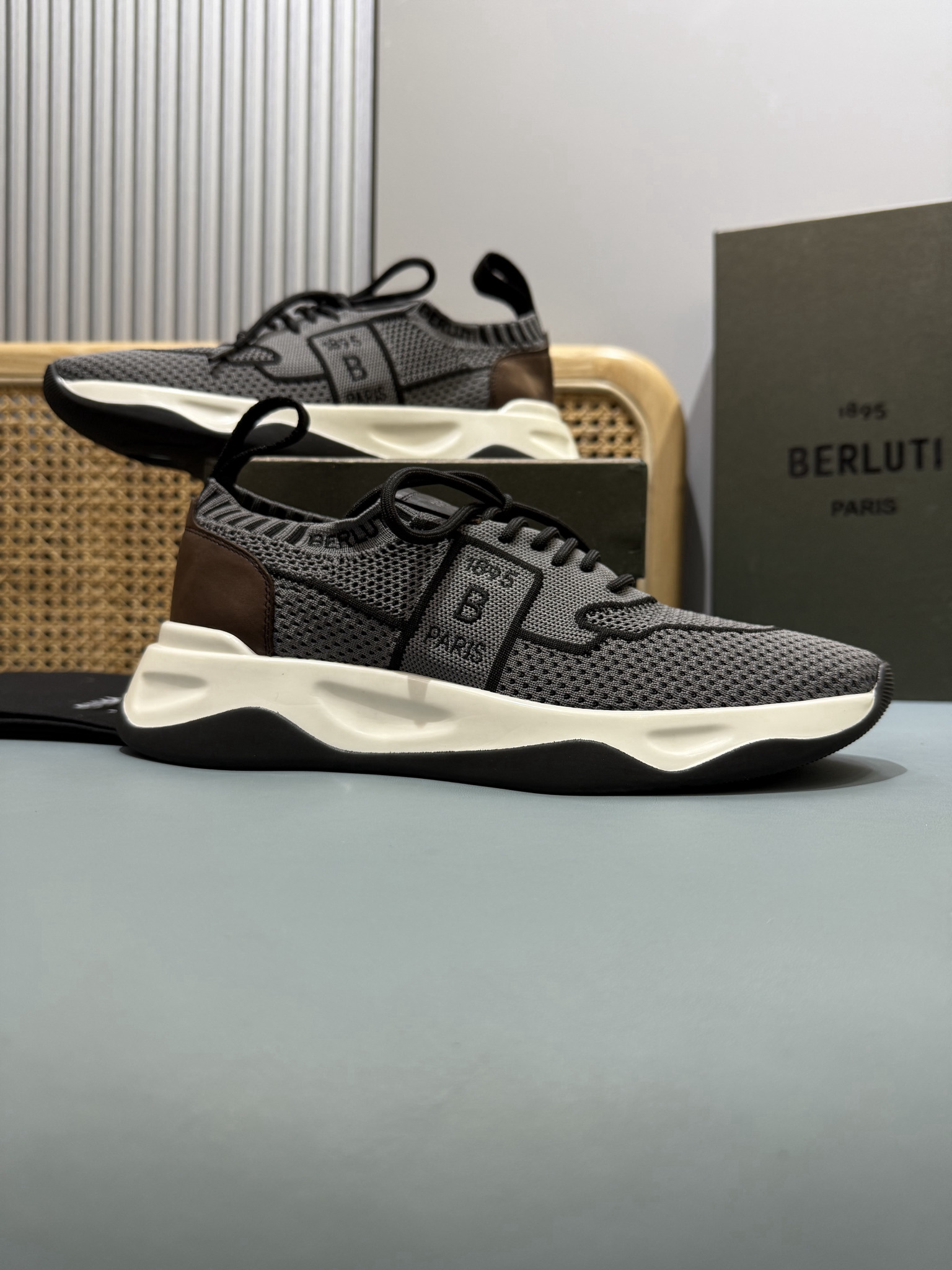 Shoe Burberry shoes — 9814b29e Angle 1
