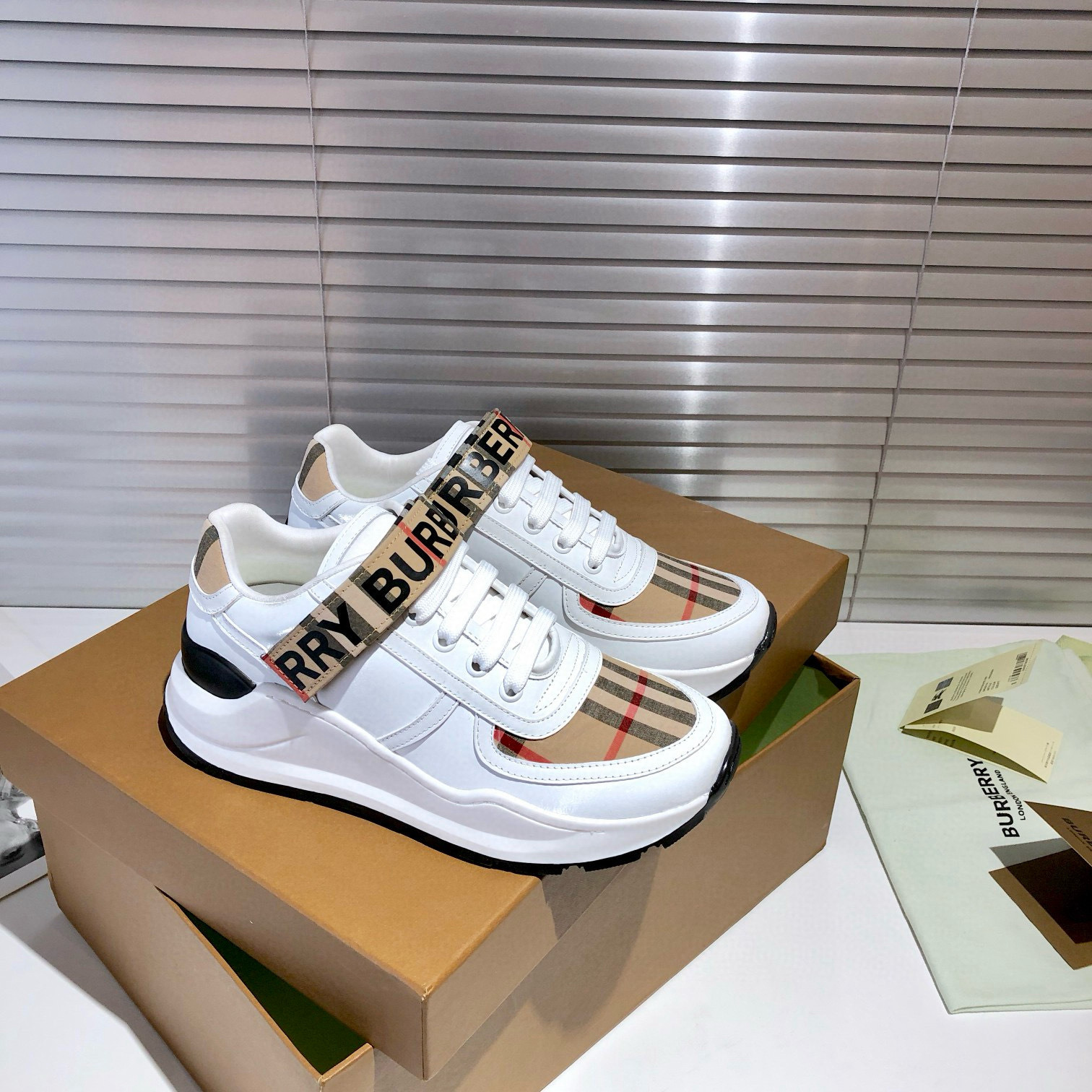 Shoe Burberry shoes — c5c260c2 Angle 1