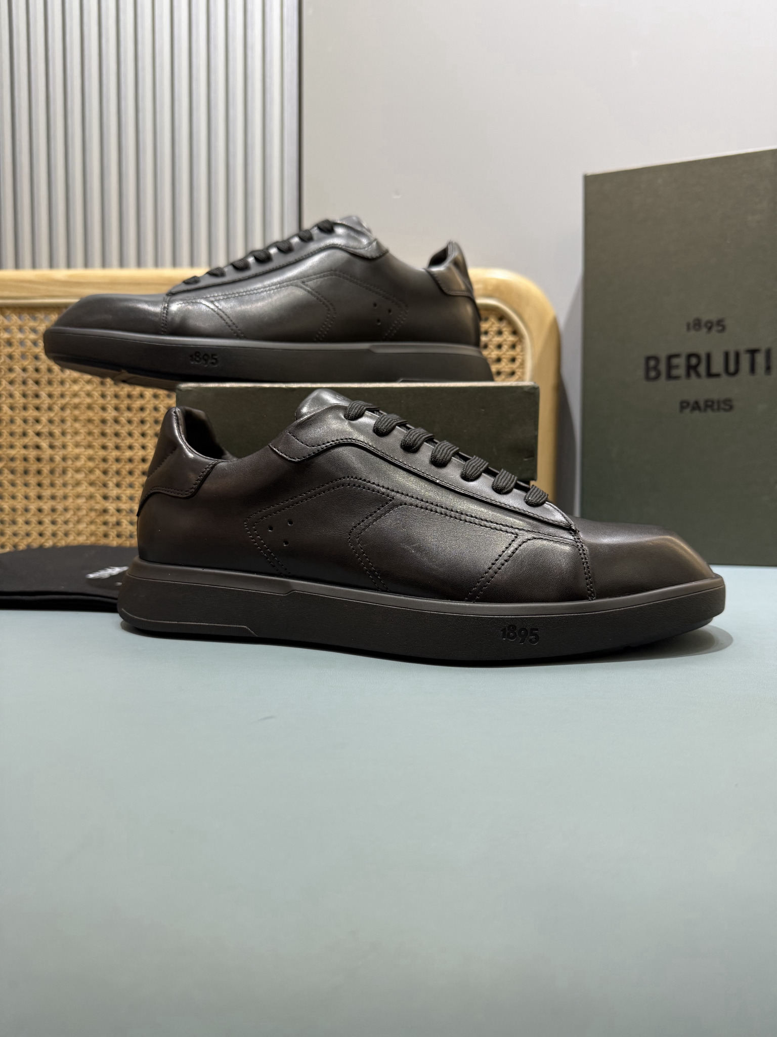 Shoe Burberry shoes — dbdbb37b Angle 1
