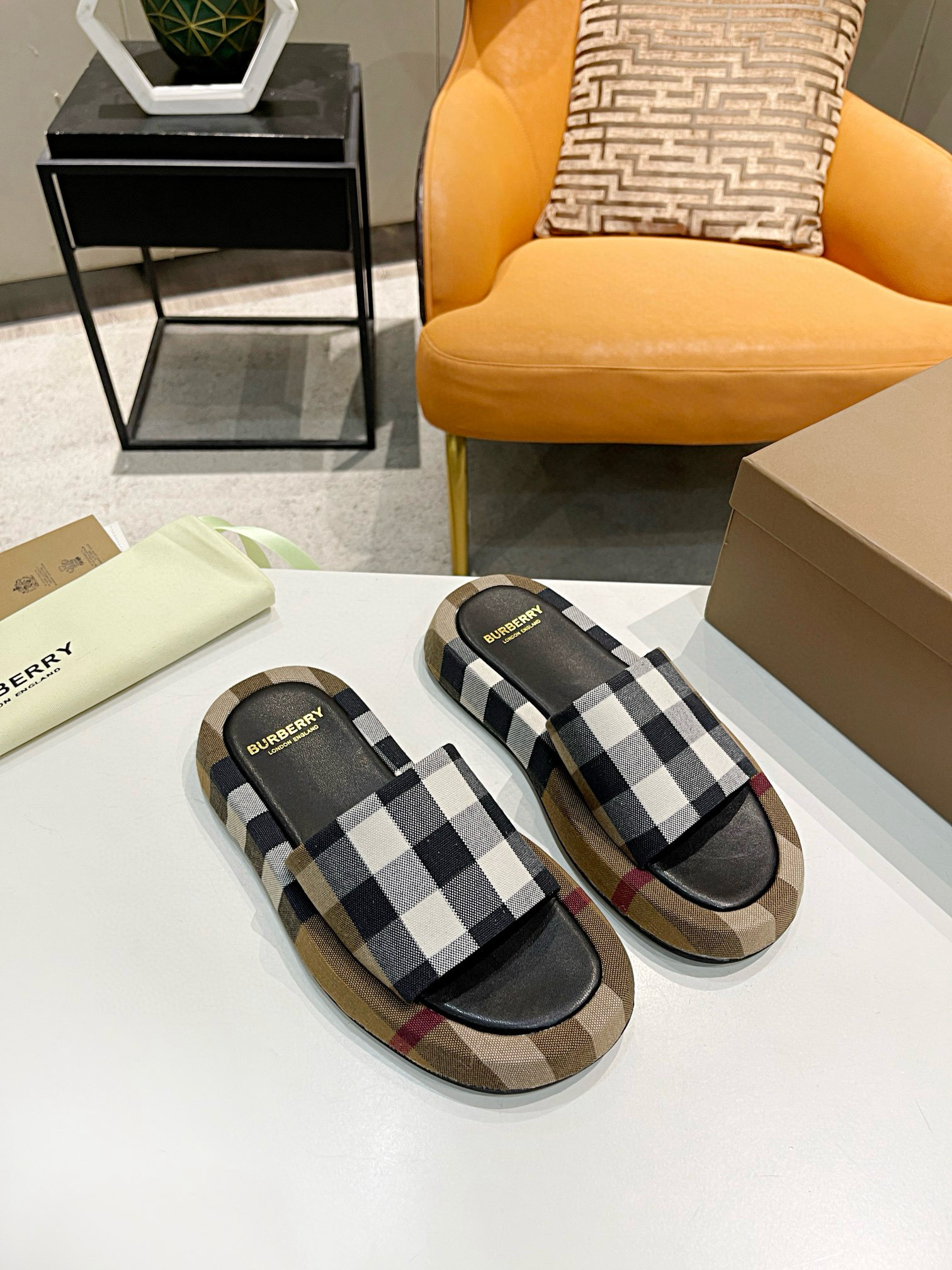 Shoe Burberry shoes — ebf79b3e Angle 1