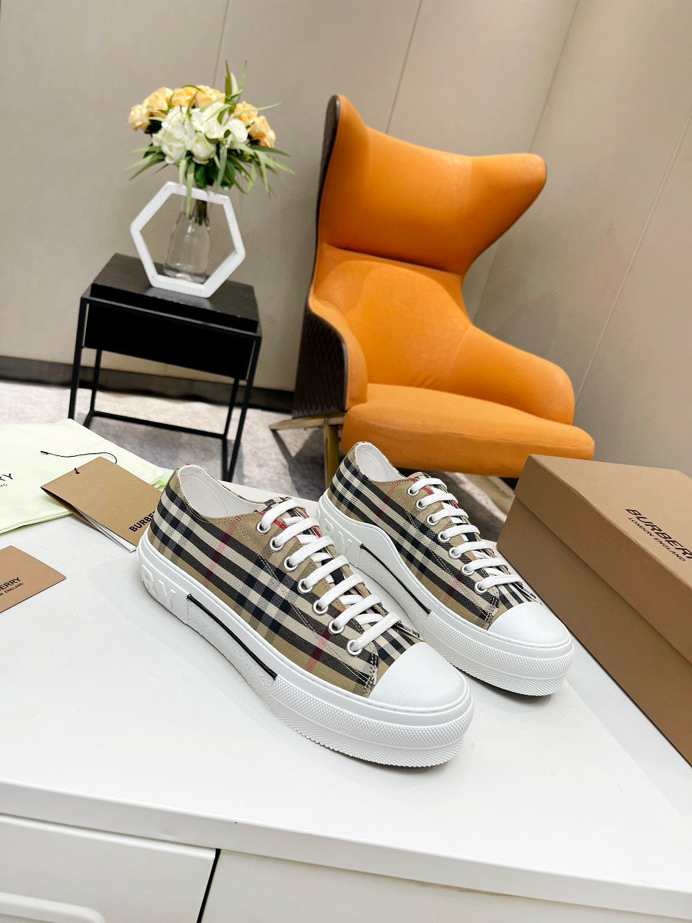 Shoe Burberry shoes — efaae158 Angle 1