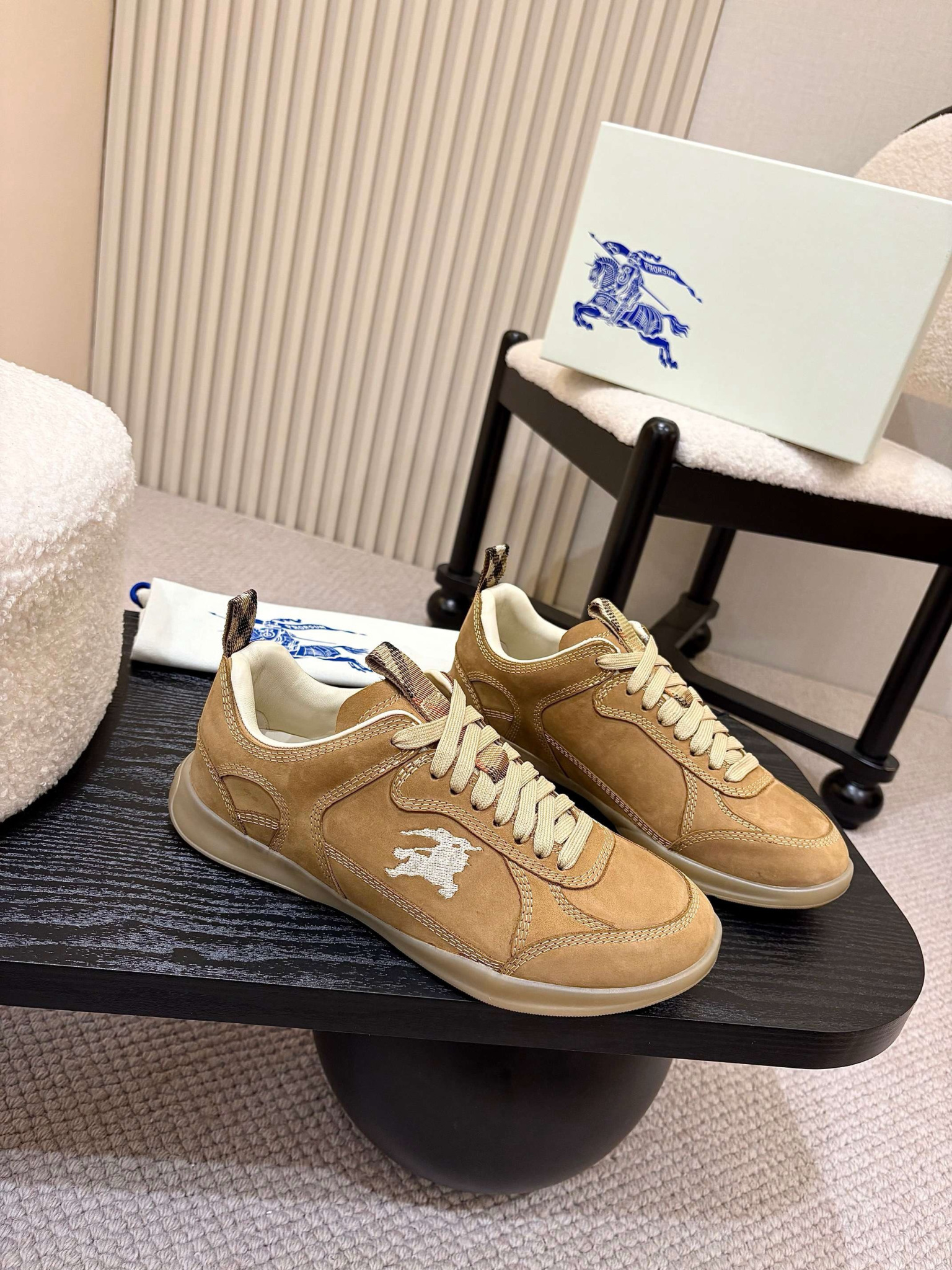 Shoe Burberry shoes — f520eea5 Angle 1