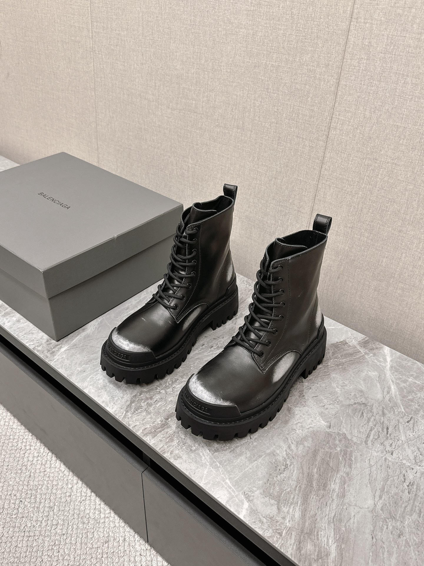 Shoe Men's Boots — 1381cf30 Angle 1