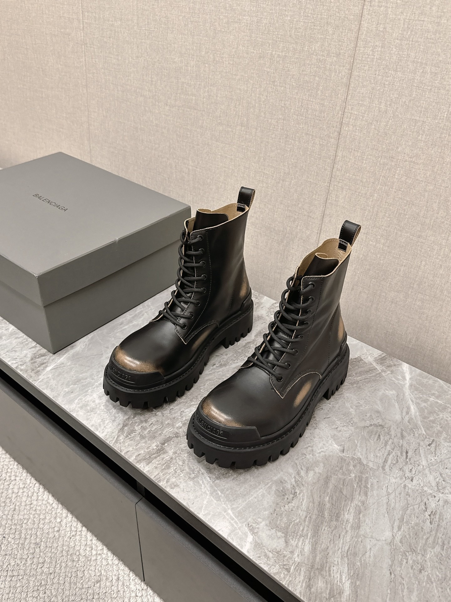 Shoe Men's Boots — 698f687e Angle 1