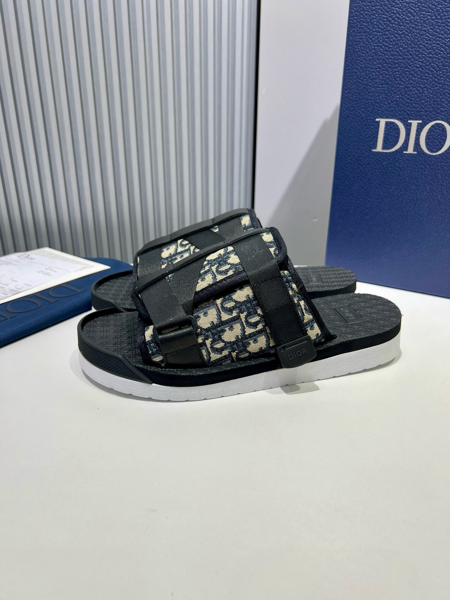 Shoe Men's Sandals Collection — 990968d6 Angle 1