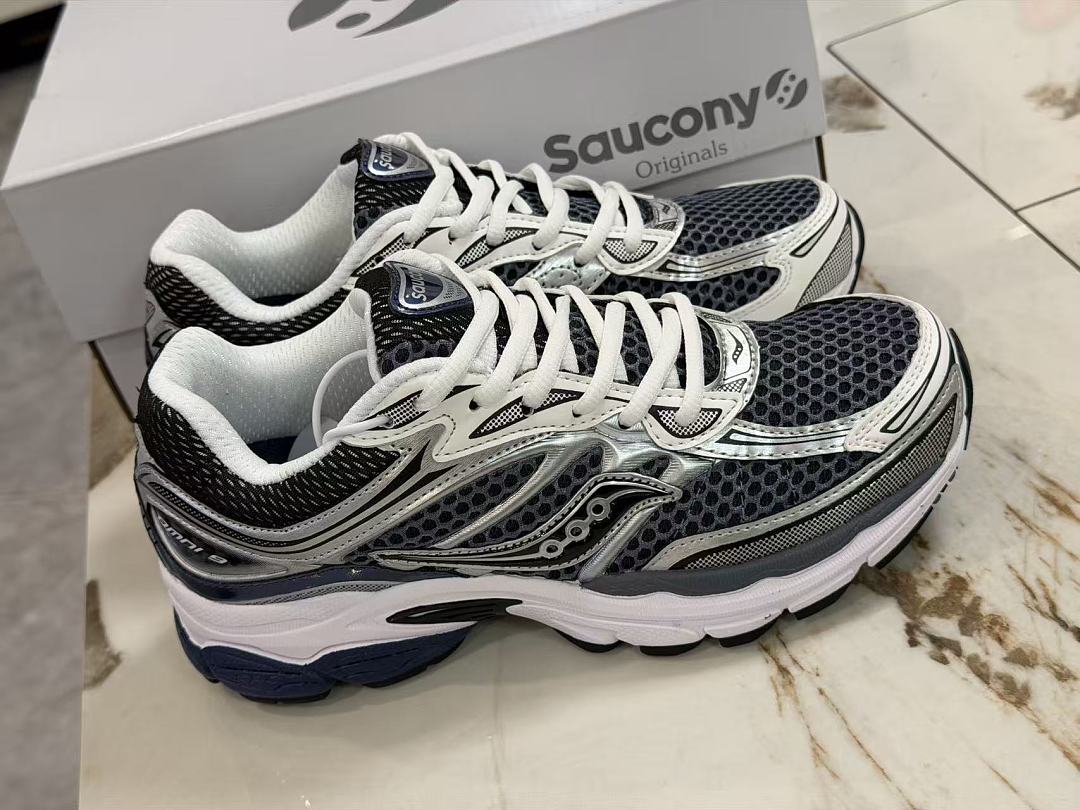 Shoe Saucony — 421ae28f Angle 1