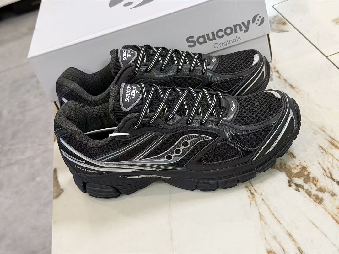 Shoe Saucony — 957570e6 Angle 1
