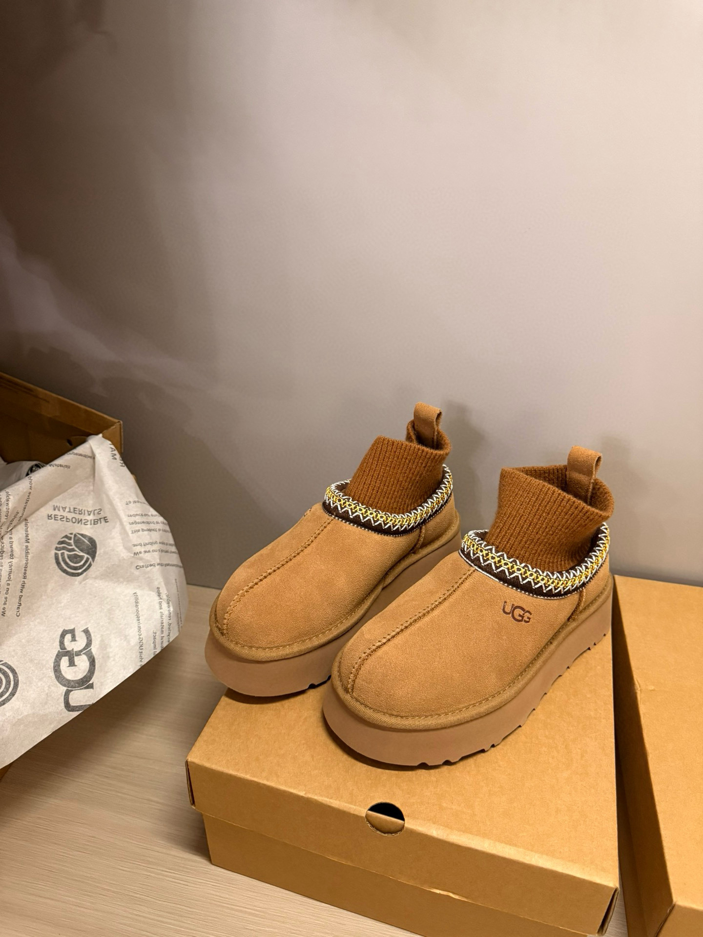Shoe Ugg series — 14206f56 Angle 1