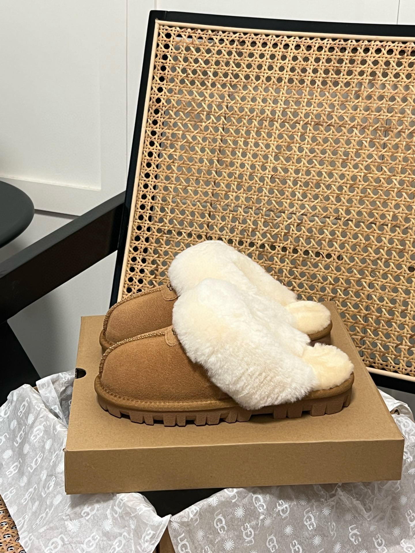 Shoe Ugg series — 3b3d6636 Angle 1