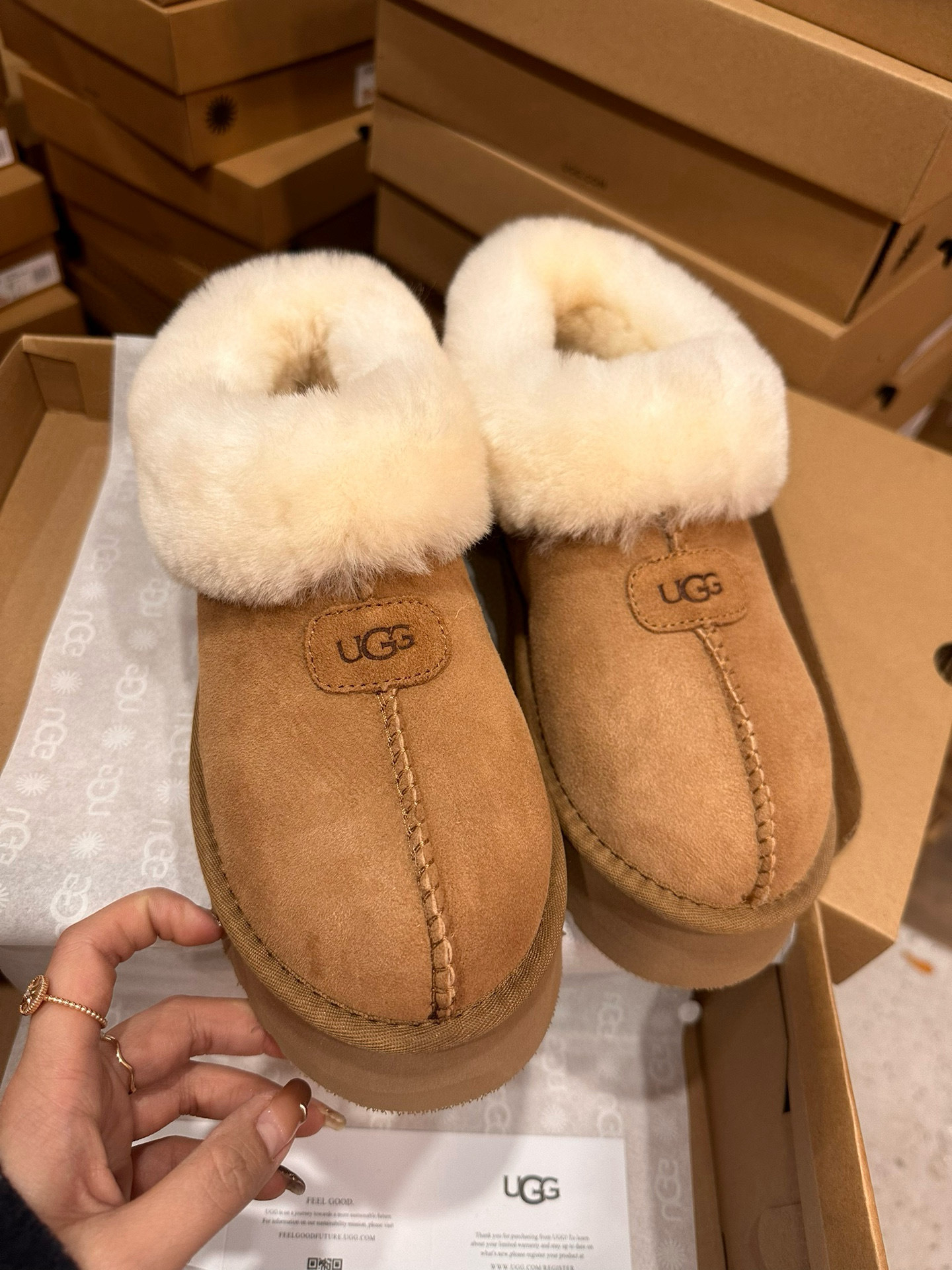 Shoe Ugg series — 84ec17e0 Angle 1