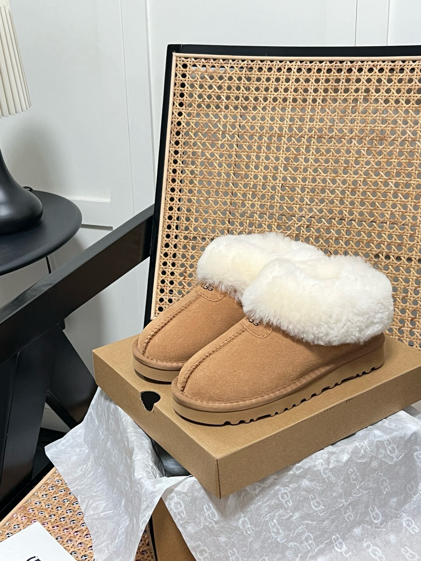 Shoe Ugg series — 87c84f4f Angle 1