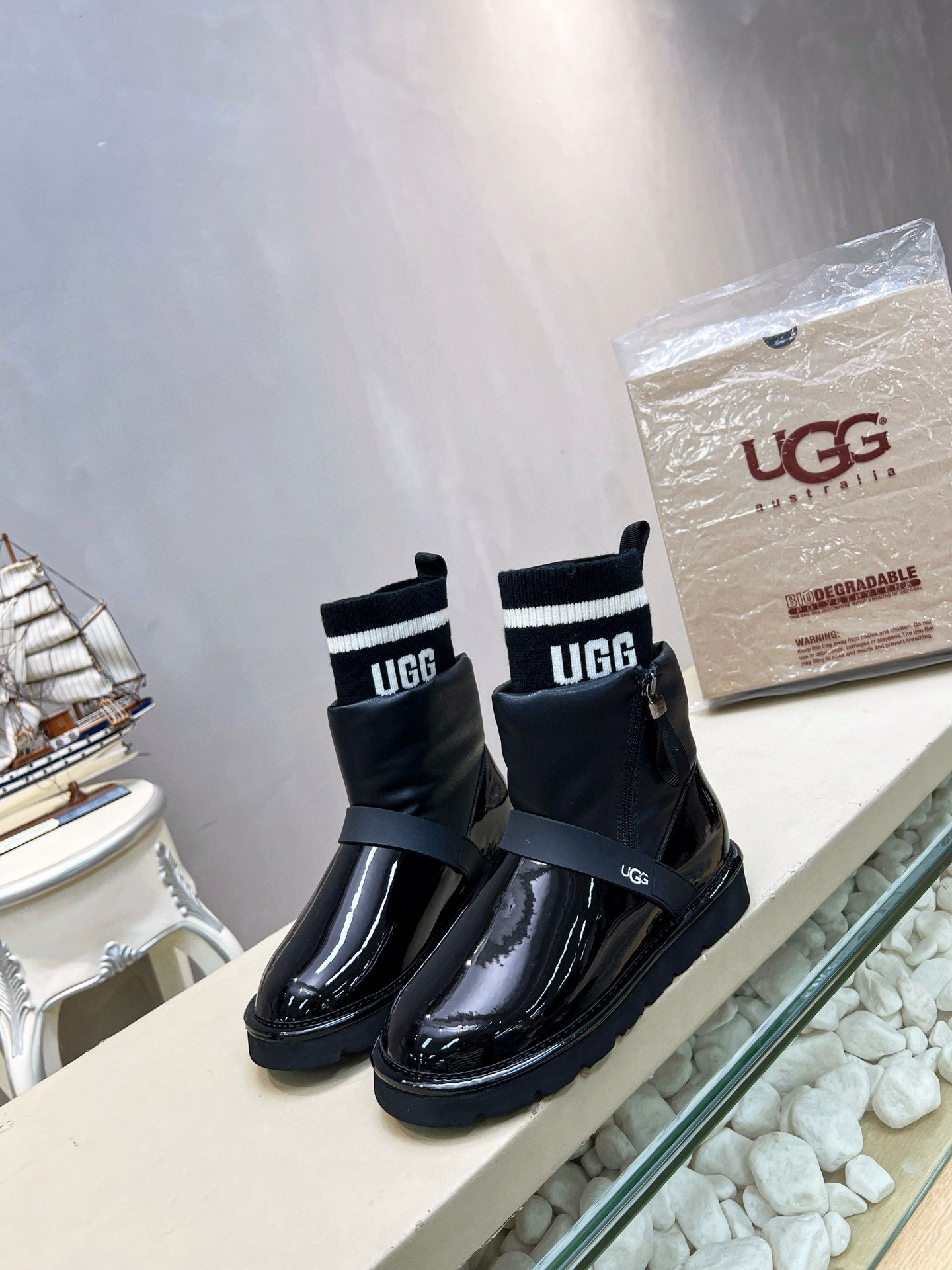 Shoe Ugg series — 9dff567d Angle 1