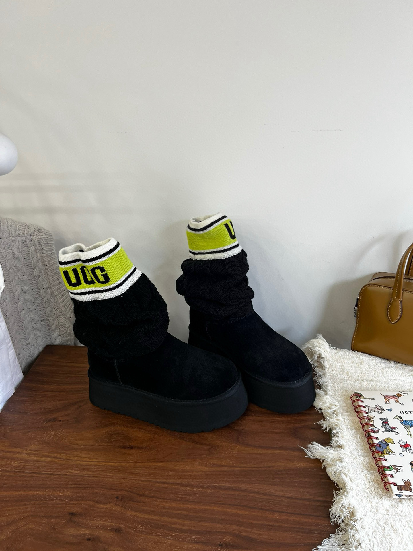 Shoe Ugg series — a1913a99 Angle 1