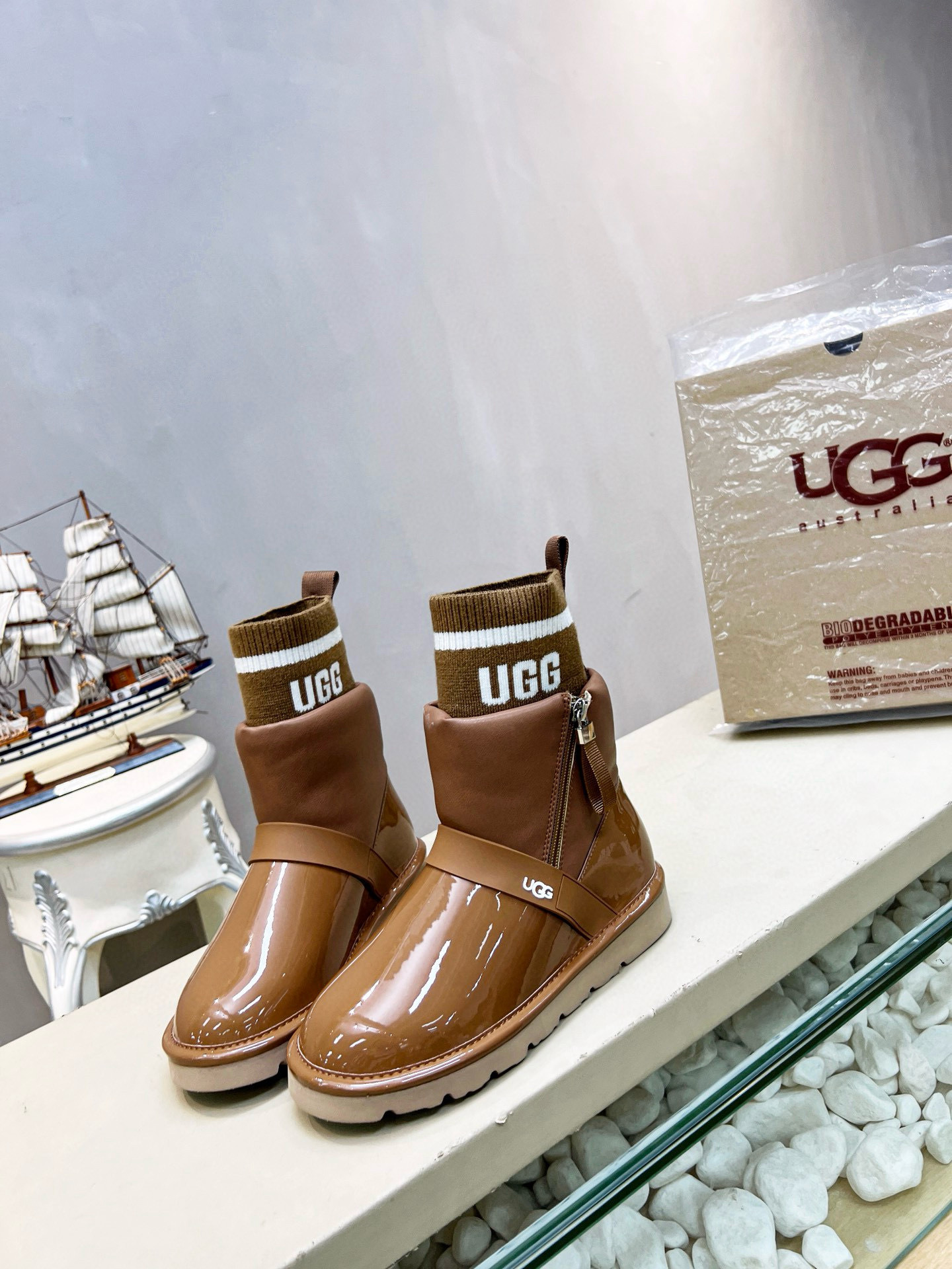 Shoe Ugg series — ab2ba643 Angle 1