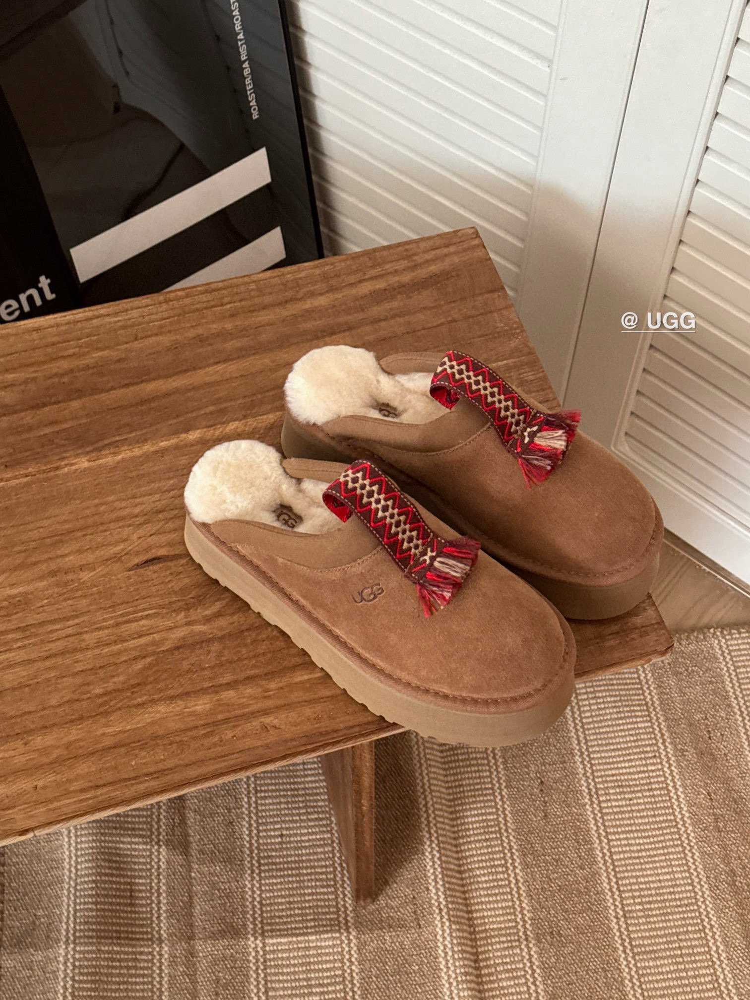 Shoe Ugg series — b07d390a Angle 1