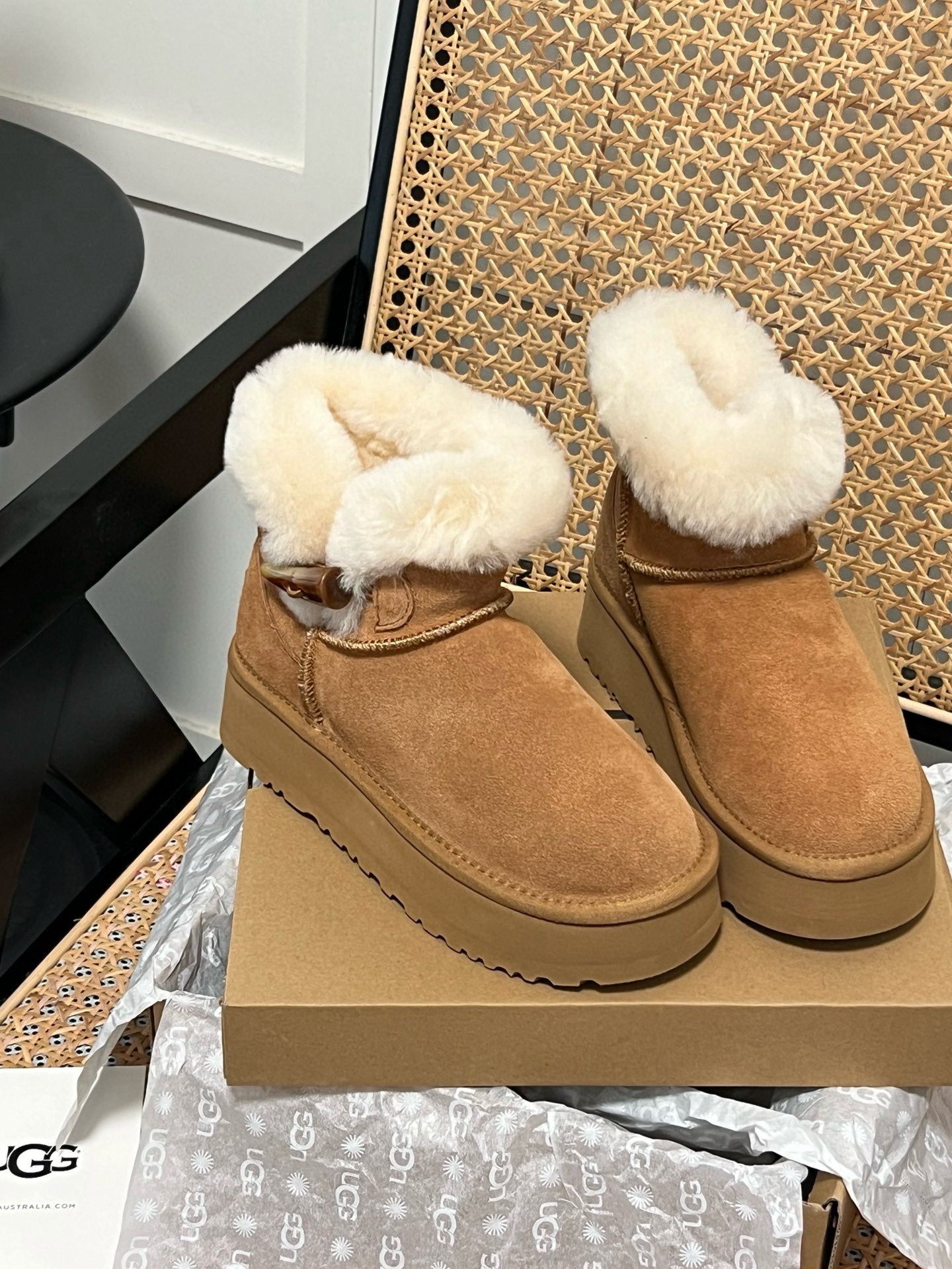 Shoe Ugg series — e30de733 Angle 1