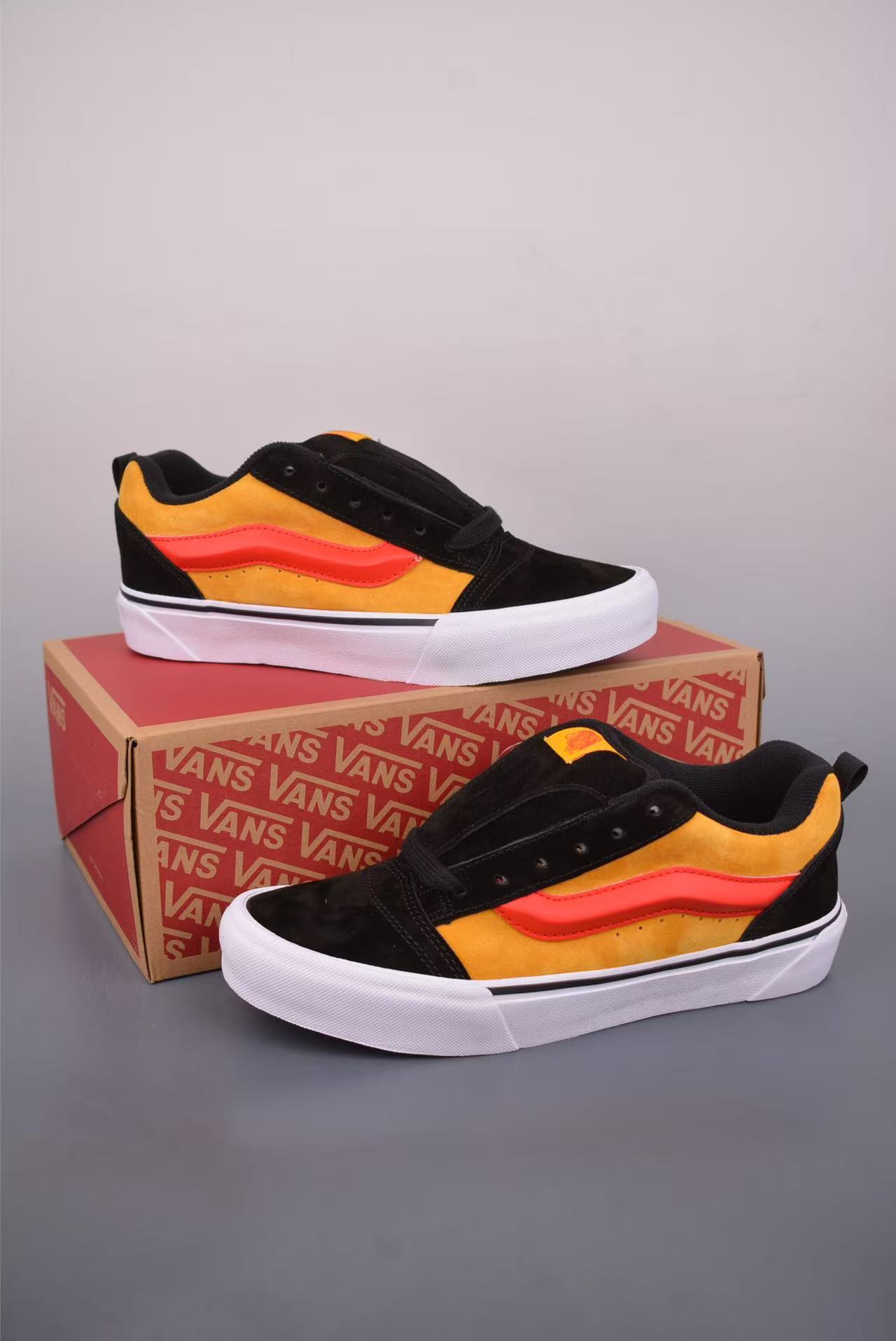 Shoe Vans Old Skool shoes — 1368f070 Angle 1