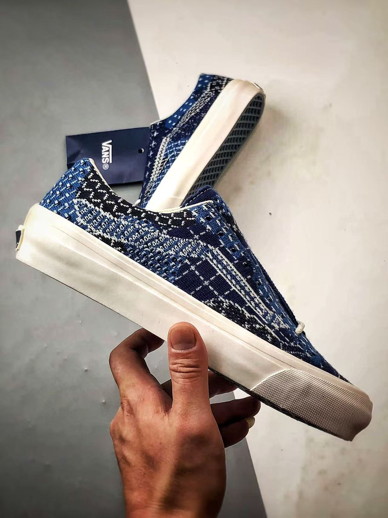 Shoe Vans Old Skool shoes — 7d217a68 Angle 1