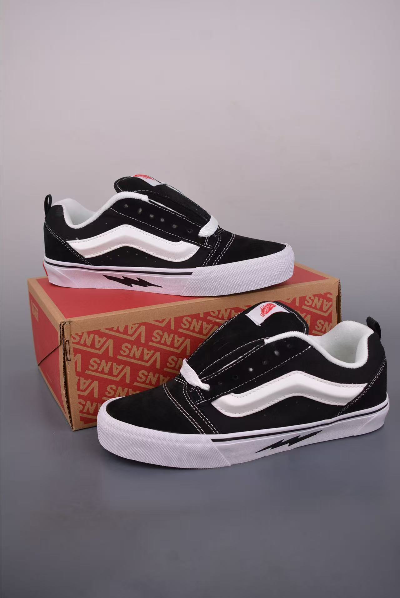 Shoe Vans Old Skool shoes — c181a15b Angle 1