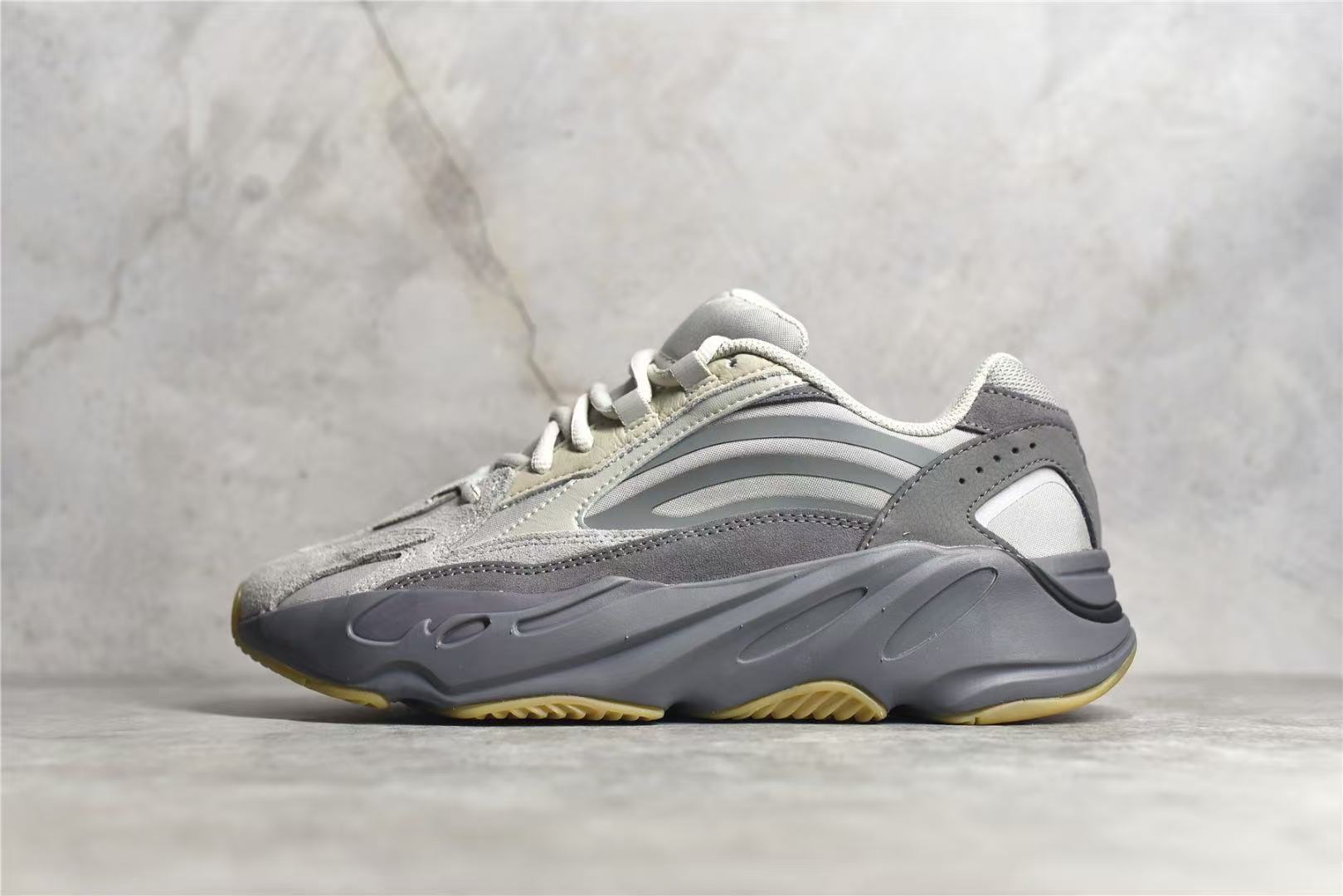 Shoe YEEZY — 082b2850 Angle 1