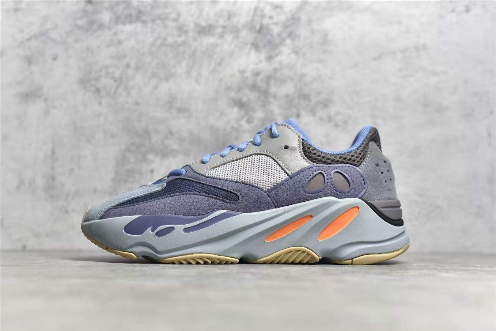 Shoe YEEZY — e0a4a24e Angle 1
