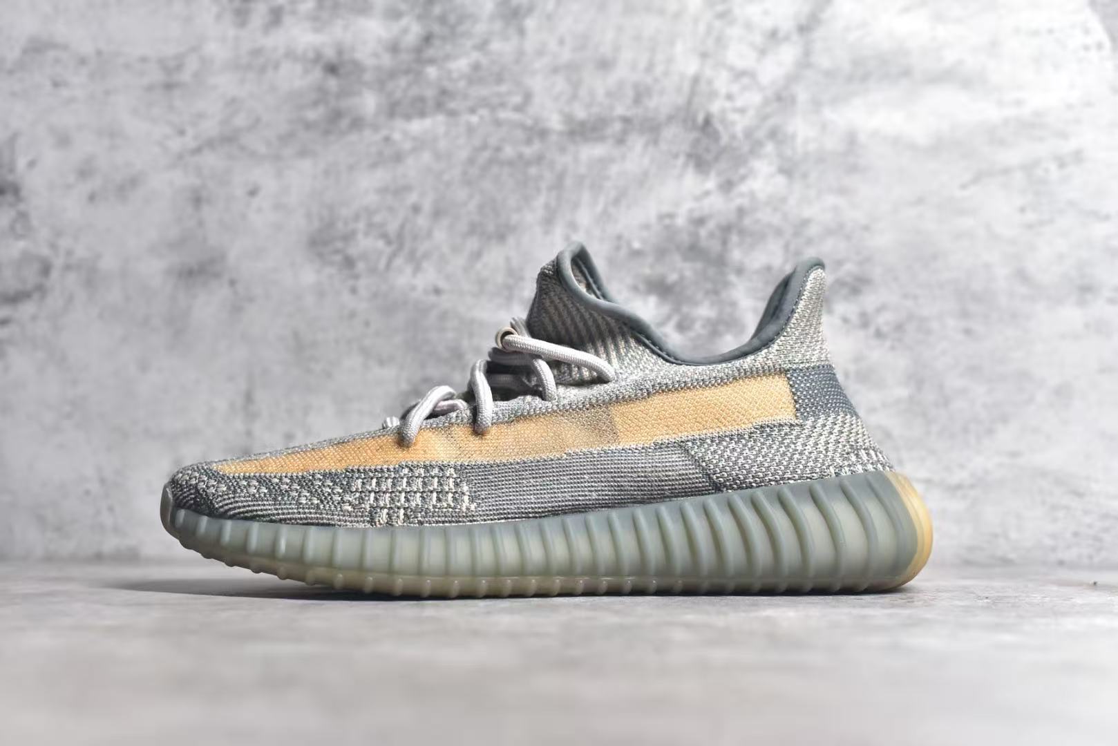 Shoe YEEZY — fcdcce8c Angle 1
