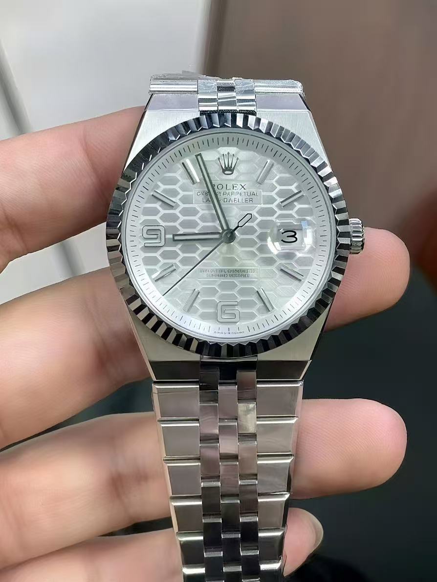 Watch — 933c4ec2 Angle 1